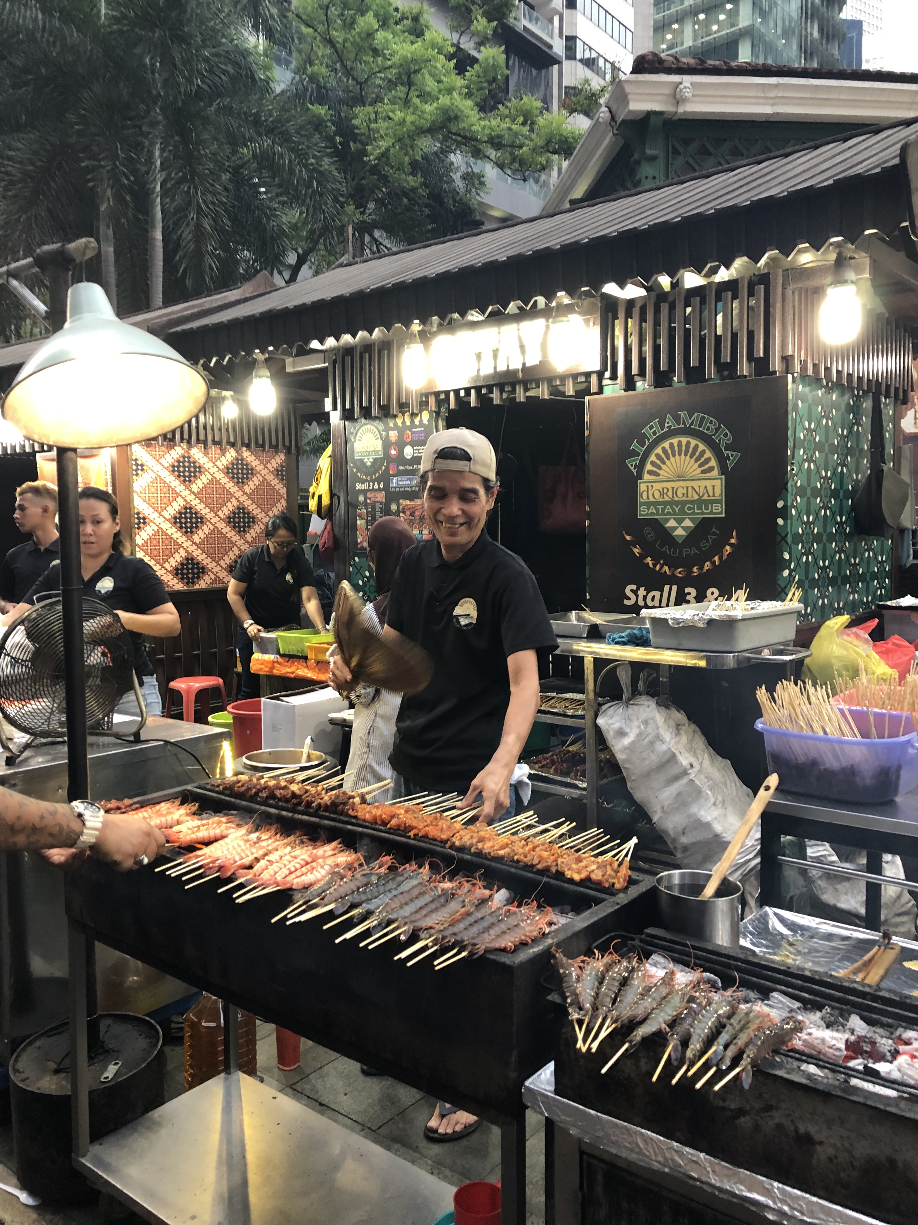 Satayspiesschen vor dem Lau Pa Sat Markt in Singapur